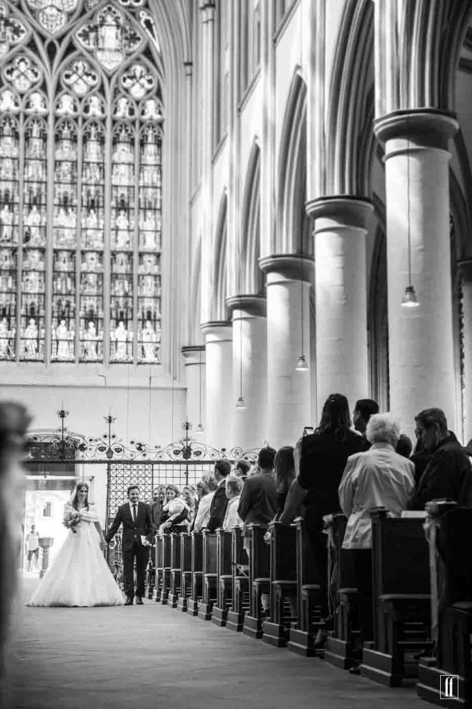 Ein Brautpaar geht zum Altar im Altenberger Dom