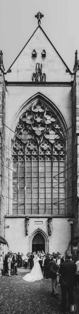 Ein Brautpaar vor dem Altenberger Dom nach der Trauung