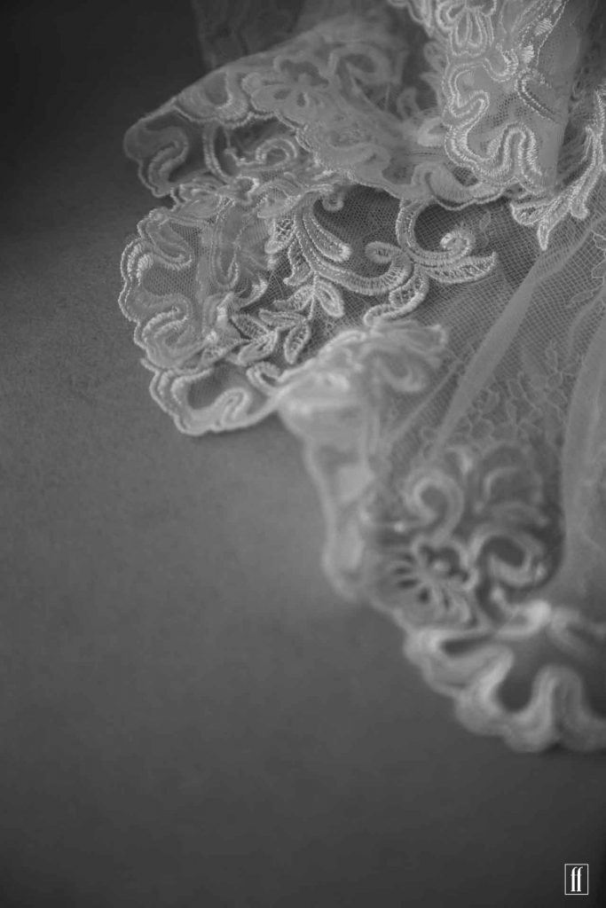 Detail der Spitze von einem Hochzeitskleid.