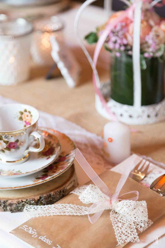 Detail vom gedeckten Tisch für das Hochzeitsessen