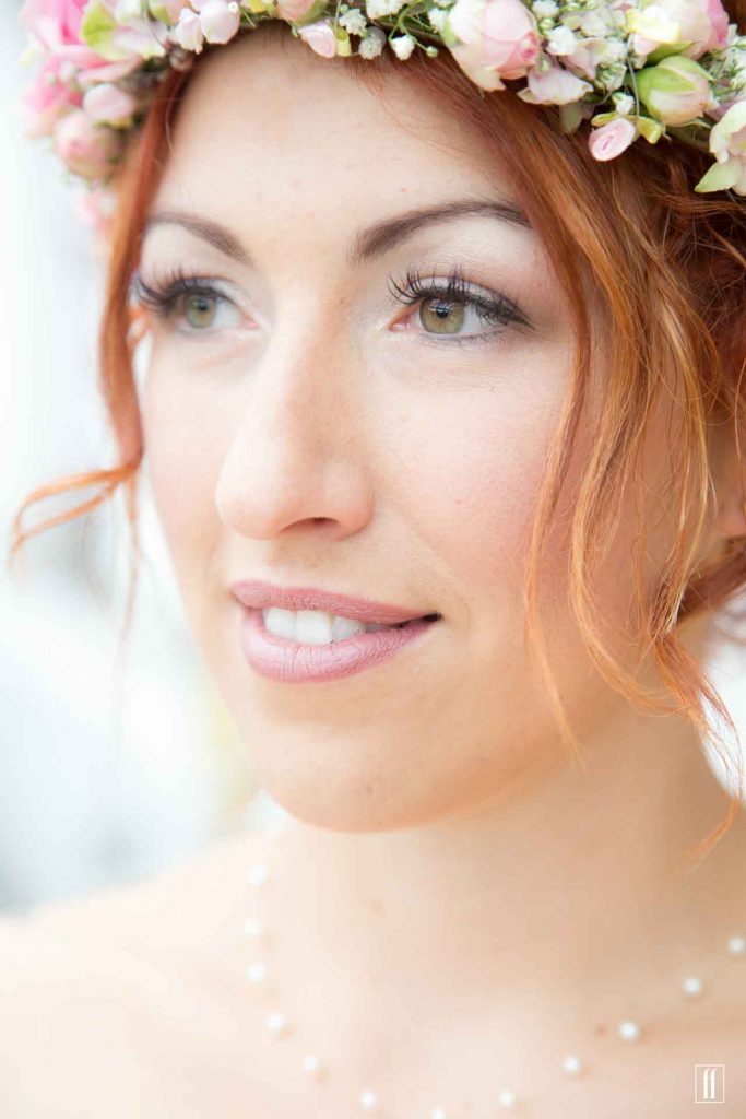 Porträt einer Braut mit Blumenkranz in den Haaren