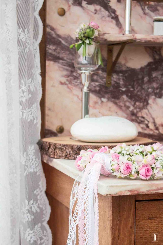 Detail eines Blumenkranzes beim gettig ready der Braut